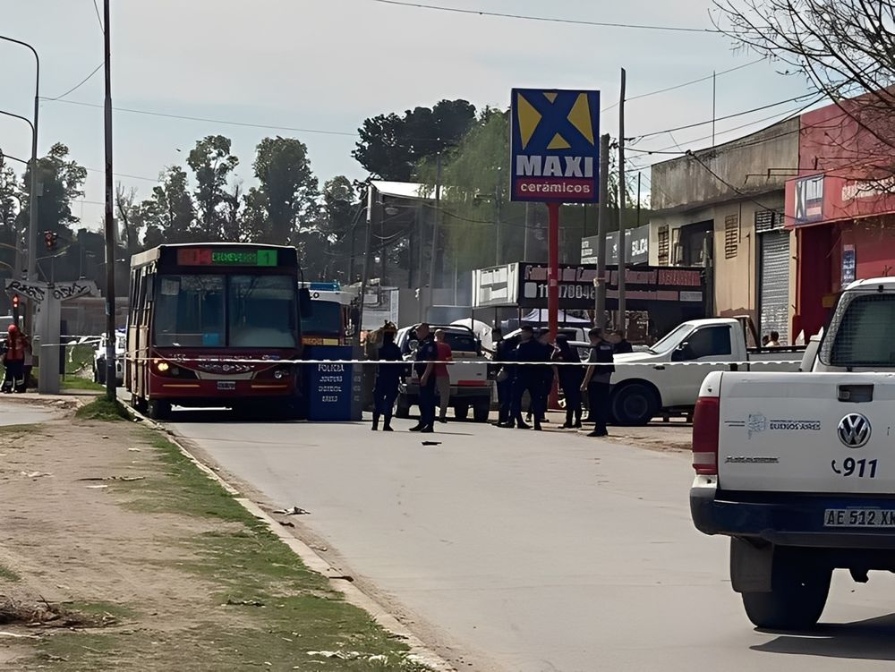 La mujer policía fue aplastada por el colectivo en la colectora de la Ruta 220.