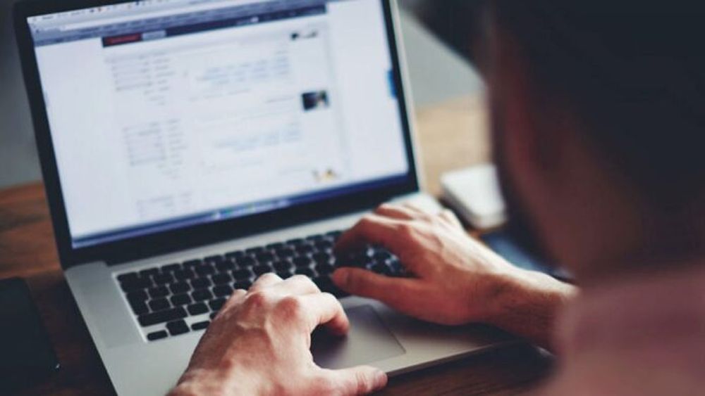 Una persona frente a la notebook.