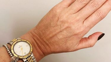 El reloj que usa Karina Milei es marca Grovana, y el modelo estaría discontinuado. (X/@karinamileiok)