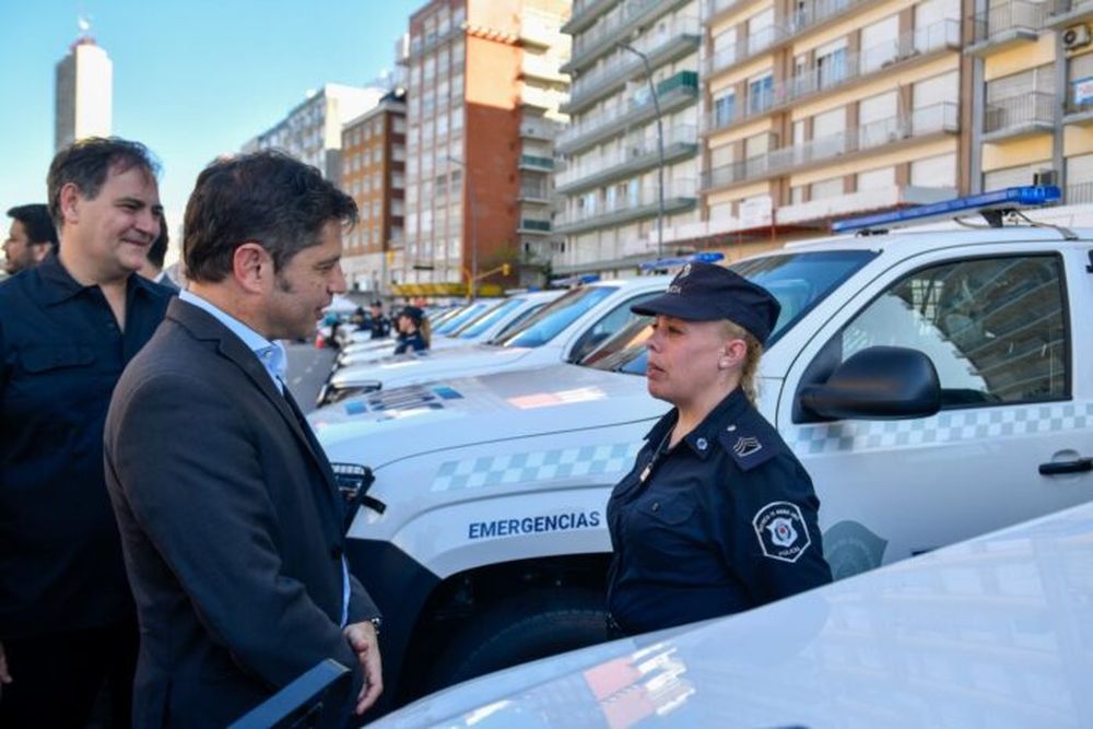 El gobernador Kicillof y una mujer policía.