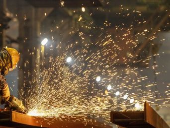 Un trabajador en un taller industrial. (Agencia Xinhua) Un trabajador en un taller industrial. (Agencia Xinhua)