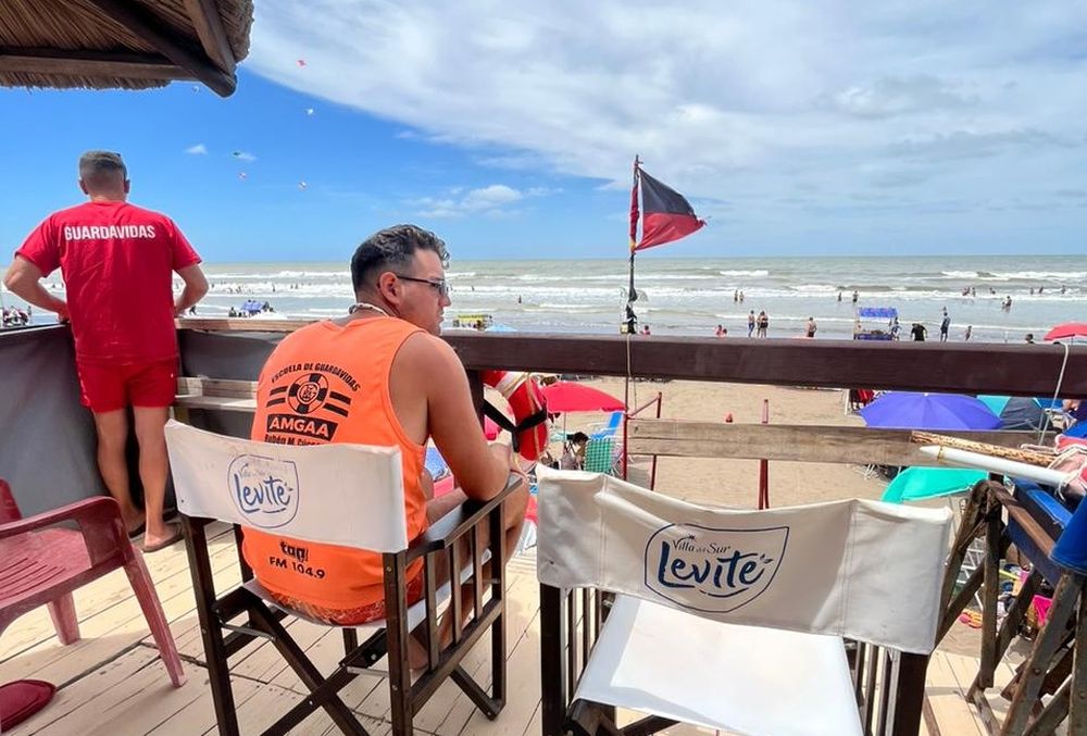 Un guardavida en una playa de la costa.&nbsp;