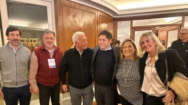 Emiliano Baloira, vicepresidente de IMPTCE de Lomas de Zamora, Leonardo Tasca, Pro Secretario de la Federación Económica de Buenos Aires, Camilo A Kahale, POresidente de FEBA, Alejandra Moccioli, vicepresidenta de FEBA y Ramona, Maciel, titular de la Cámara Económica de Tres Arroyos, junto al gobernador Axel Kicillof. (DIB)