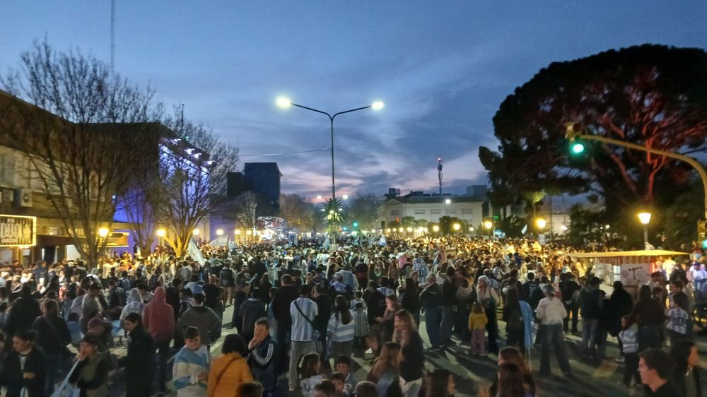 Una multitud salió a gritar el triunfo argentino y el pasaporte a la final en Trenque Lauquen.&nbsp;