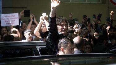 El presidente Javier Milei saluda a sus seguidores. (Agencia Xinhua)