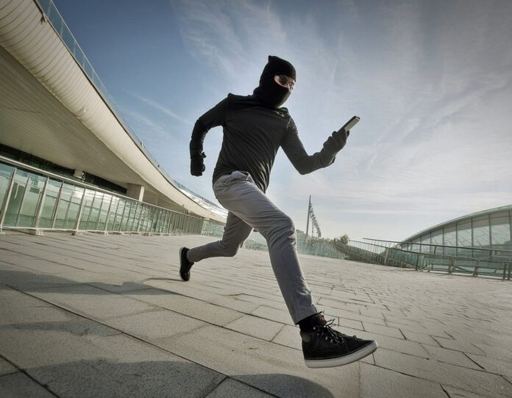 Será más difícil para los arrebatadores vender nuestro celular o acceder a sus datos. (Adobe Firefly)