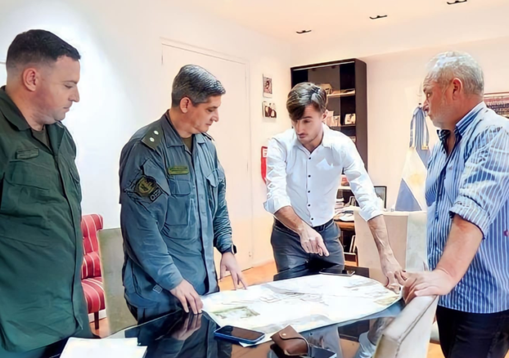 El intendente de Morón, Lucas Ghi (centro), removió al secretario de Seguridad, Andrés Rodríguez (der,), tras la ola de violencia e inseguridad que sacude al distrito.