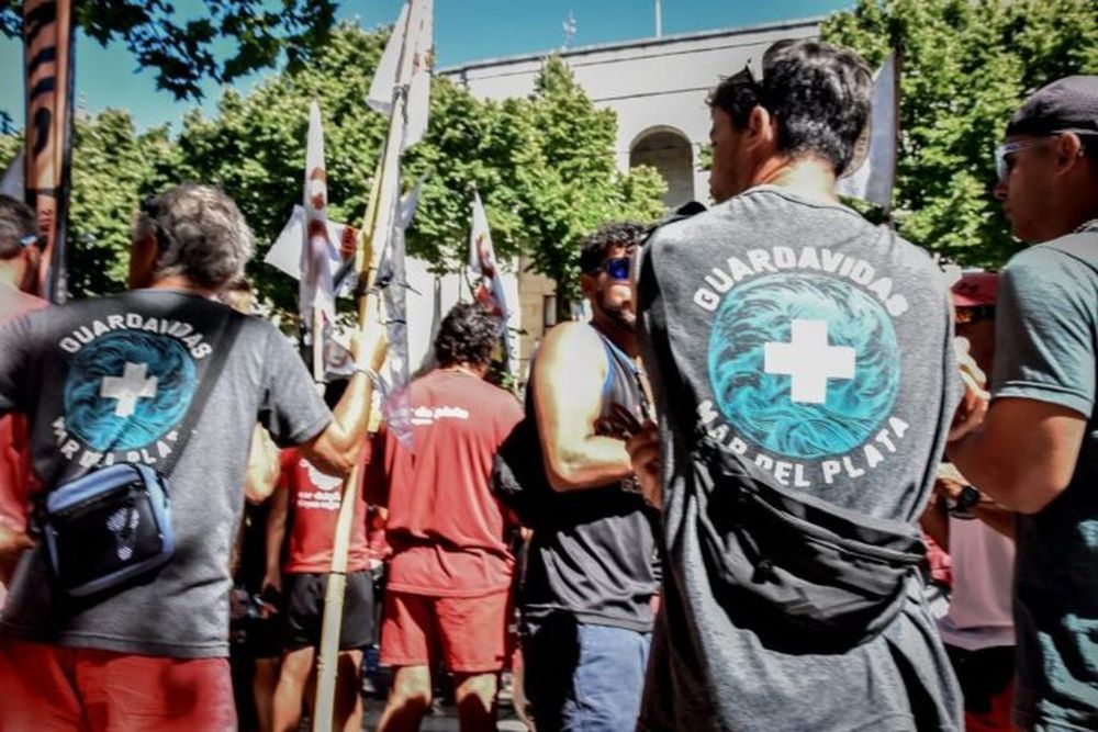 Montenegro intenta destrabar el conflicto con los guardavidas. (La Capital)