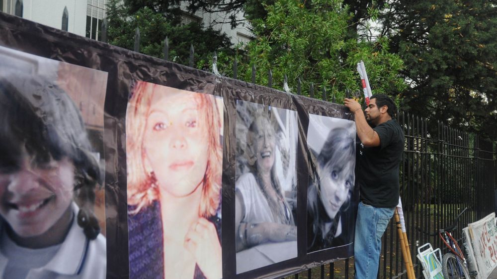 Las cuatro víctimas de la masacre, en un mural que se colgó en los tribunales durante el juicio de 2014.