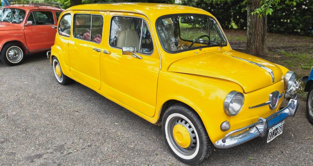 Una Fiat 600 limo