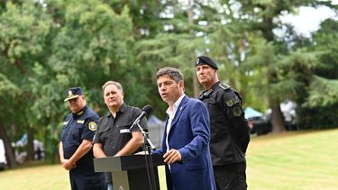 El mandatario Axel Kicillof y el Ministro de Seguridad, Javier Alonso, suscribieron la adhesión de seis municipios a la iniciativa de prevención del delito juvenil y abordaje sociocomunitario. (Ministerio de Seguridad bonaerense)&nbsp;