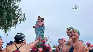 Los fieles de San Nicolás acompañaron la procesión en el agua y en la tierra.