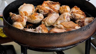Pollo al disco, una receta con origen de campo.