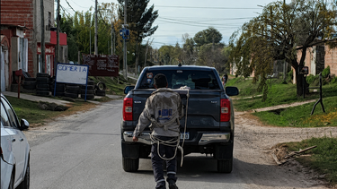 zarate: le robo, lo siguio, lo arrastro con la camioneta y lo dejo atado a un arbol