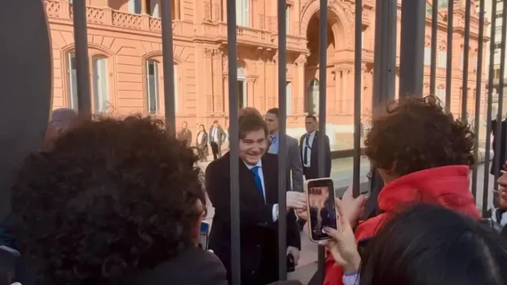 Milei saluda en la Casa Rosada. (DIB)