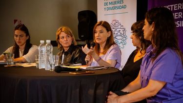 La ministra de Mujeres y Diversidad, Estela Díaz, junto a funcionarias del equipo de políticas de género.