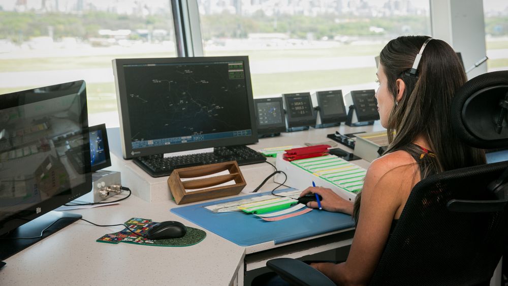 Controladores aéreos anunciaron paros escalonados.