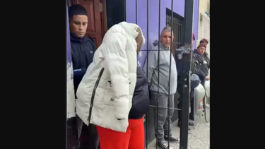 El momento de la detención de a detención de Laura M. G., líder de la organización, en un domicilio de José Ingenieros. (Ministerio de Seguridad de PBA)