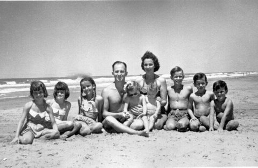 Shaw y su familia en la playa en Pinamar.&nbsp;