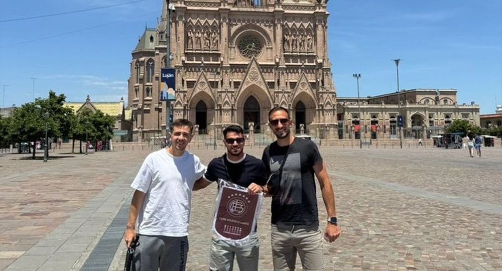 Tres ídolos de Lanús fueron a la Basílica de Luján.