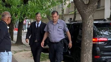L- Gante llegando a la primera audiencia del juicio oral que afronta en el tribunal Nº3 de la localidad de Mercedes.