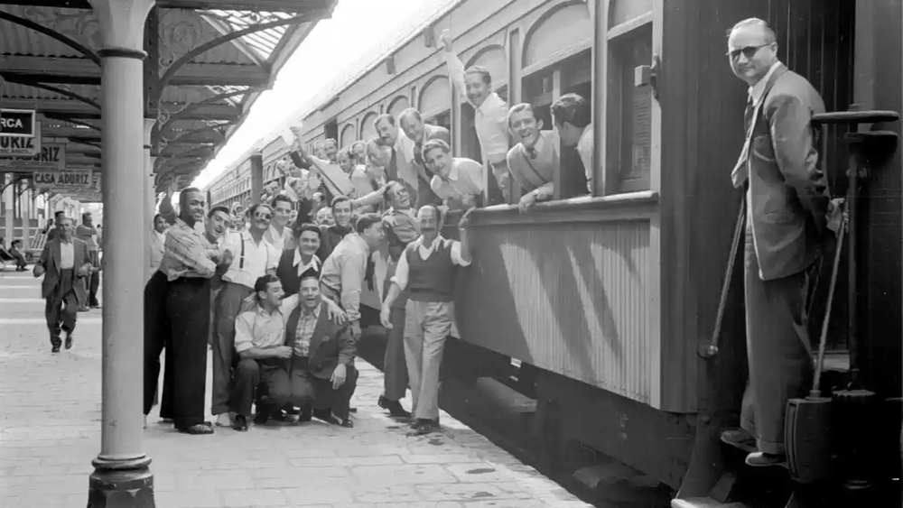 La partida del último tren Necochea-Buenos Aires. La partida del último tren Necochea-Buenos Aires.