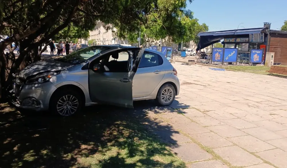 El conductor de un auto se descompensó y chocó en Plaza Moreno. El hombre murió al sufrir un infarto.