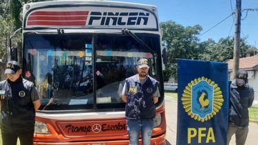 El micro hallado por agentes de la Policía Federal Argentina.