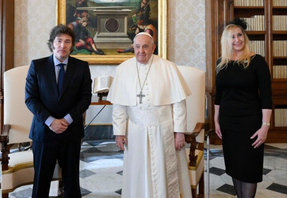 El Papa Francisco junto al presidente Javier Milei y la Secretaria General de la presidencia, Karina Milei.