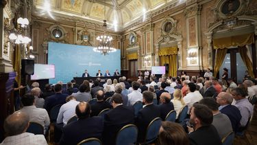 Kicillof, junto a Bianco, Magario y López, ante intendentes en el Salón Dorado de Gobernación.&nbsp;