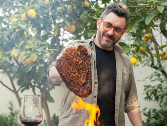 Juan Braceli y la carne asada, inseparables.