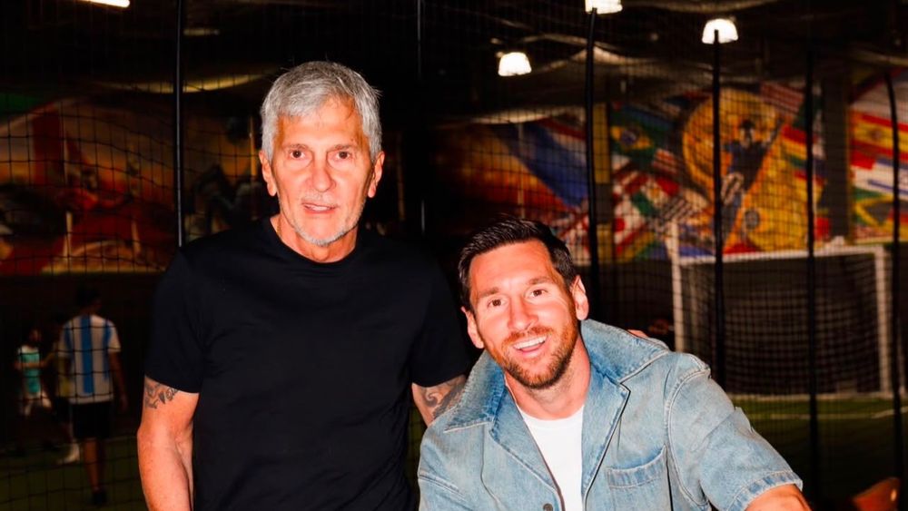 La foto de Jorge y Lionel Messi que encabeza el posteo del 10.