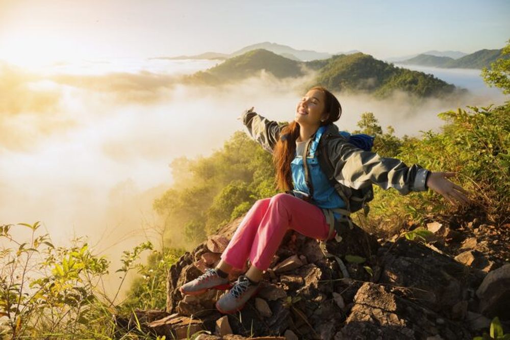 Una viajera disfrutando de la naturaleza.