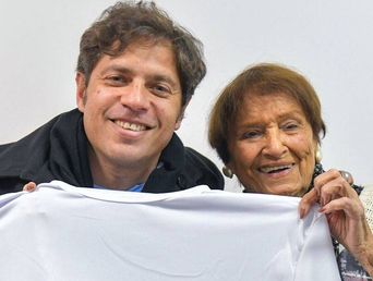 El gobernador Axel Kicillof despidió a Taty Almeida. El gobernador Axel Kicillof despidió a Taty Almeida.