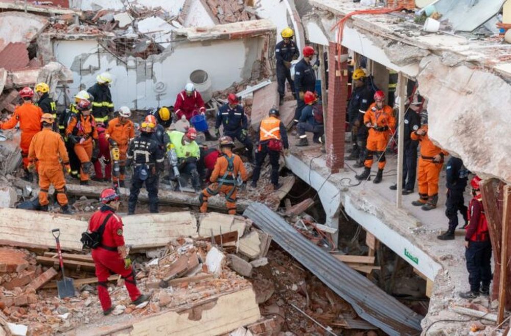 Operativo de rescate en los escombros del Apart Hotel Dubrovnik, en Villa Gesell.