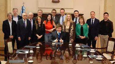 Milei con su equipo, tras la reunión de gabinete del año pasado. Milei con su equipo, tras la reunión de gabinete del año pasado.