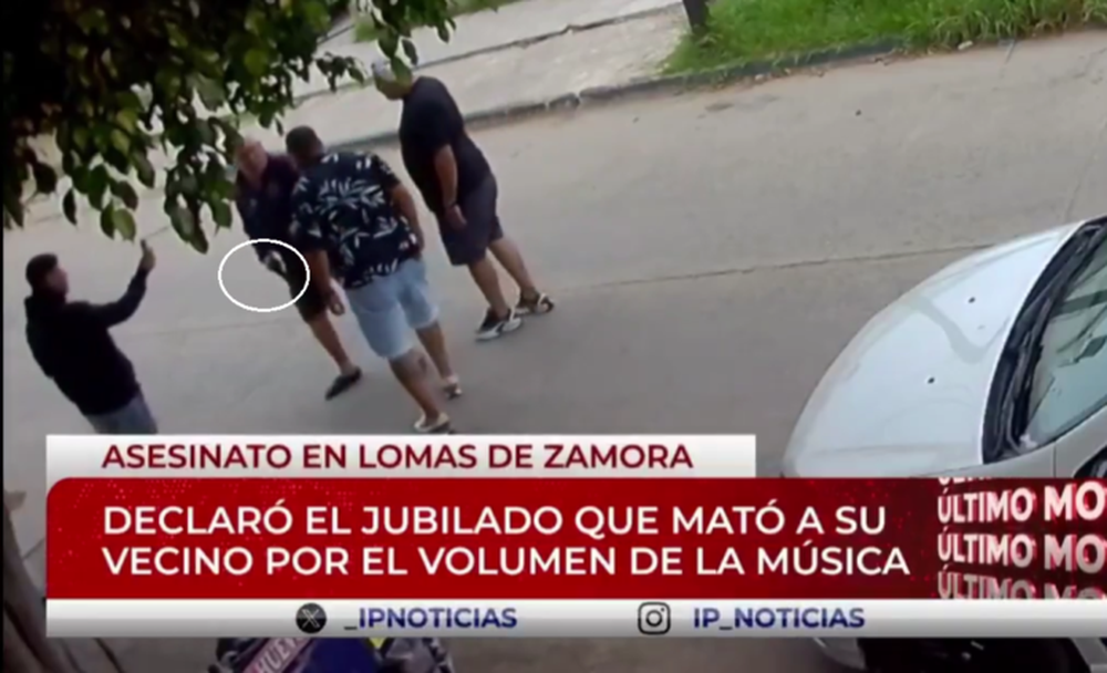 El momento previo del crimen, en el que los vecinos discutieron con el expolicía, que fue armado. (Captura de Video)