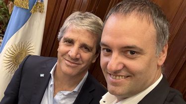 El ministro de Economía, Luis Caputo, junto al jefe de Gabinete, Manuel Adorni.&nbsp;