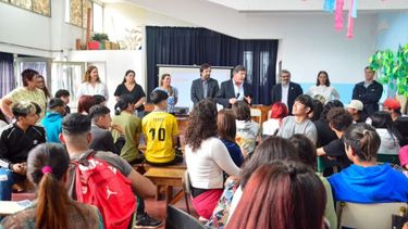 Los ministros bonaerenses de Salud y Educación conversaron con estudiantes de la Escuela Secundaria Nº90 de Los Hornos. (Dirección General de Cultura y Educación bonaerense)