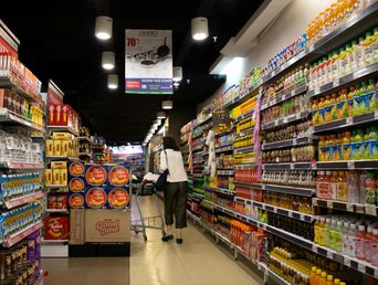 Una persona en un supermercado mayorista.&nbsp;