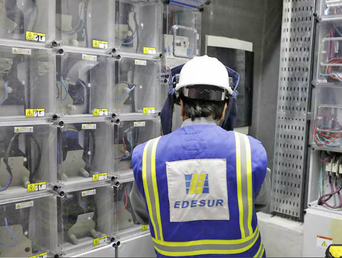 Un operario de Edesur trabajando.&nbsp;