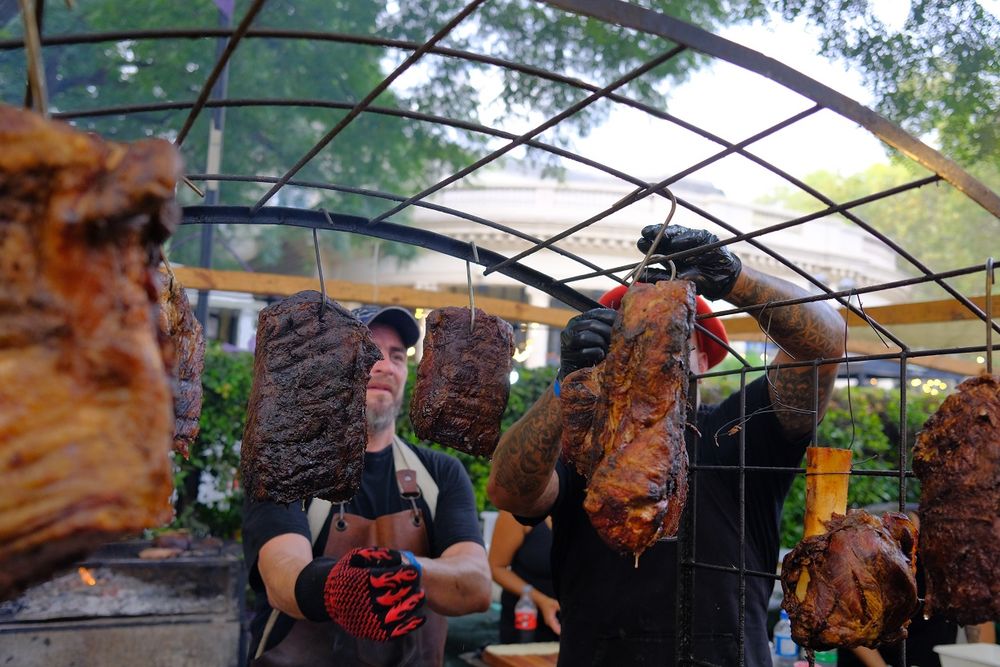 Asadores preparando cortes a la parrilla. (Agencia Xinhua)