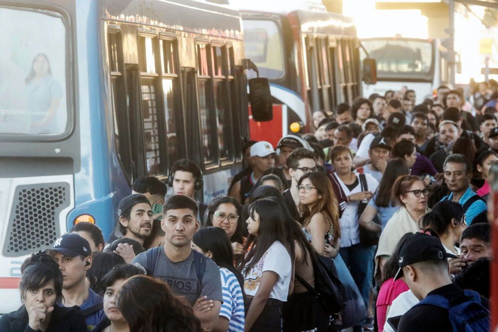La reducción en la frecuencia de colectivos provoca largas filas.