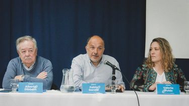 El intendente de Tres Arroyos, Pablo Garate (centro); Alberto Dibbern (izq.), asesor e impulsor del proyecto de Universidad, y Valeria Guido, coordinadora del Cresta.