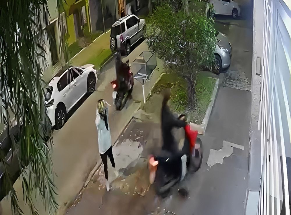El momento del robo de la moto.