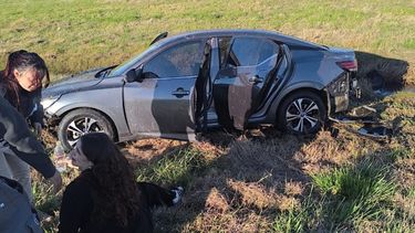 Rocío Bonacci -en el piso- y el vehículo en el que viajaba, luego del accidente. (Redes)