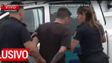 Captura de video de A24 en el momento que se llevan detenido a uno de los ladrones.