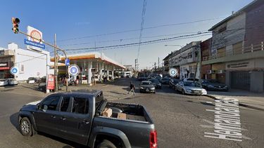Ocurrió en la esquina de Díaz Vélez y Hernandarias cuando el chofer dobló a la izquierda y atropelló a la nena (Foto: Google Street View) Ocurrió en la esquina de Díaz Vélez y Hernandarias cuando el chofer dobló a la izquierda y atropelló a la nena (Foto: Google Street View)
