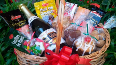 La adquisición de cajas navideñas que agrupan productos tradicionales en diferentes presentaciones, ha emergido este año como una alternativa de consumo más accesible.