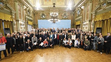 Kicillof con intendentes en el Salñon Dorado de la Gobernación.&nbsp;